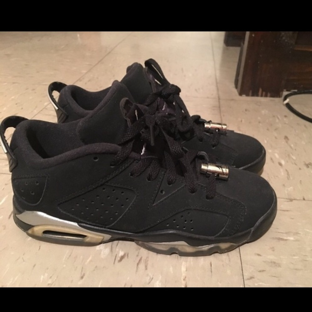 Black silver jordan’s